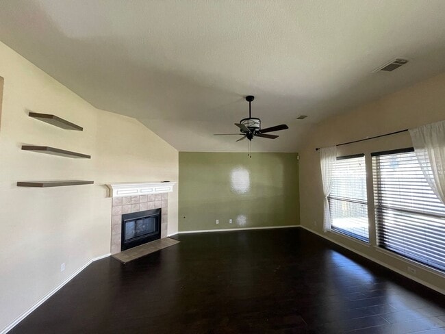 Building Photo - Beautiful single-story home in desirable Vista Oaks Subdivision