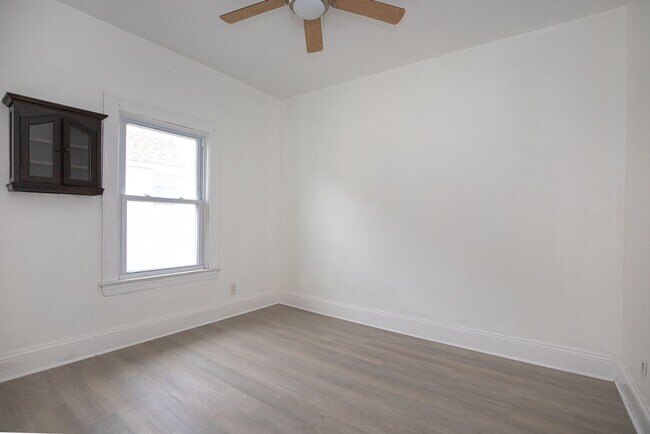 Building Photo - 2119 Lewis Dr
