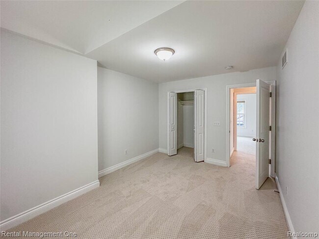 Building Photo - 5742 Putnam Dr