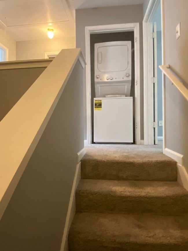 Building Photo - 3bedroom/2.5 bath Condo $1,495 -  Ready fo...