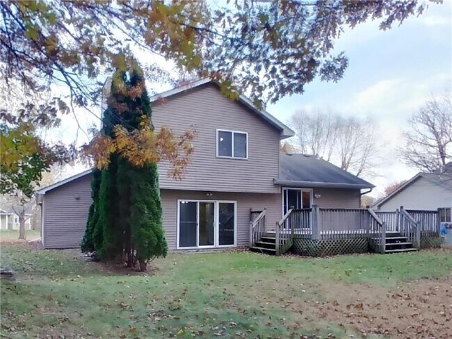 Building Photo - 2661 Oak Ridge Dr