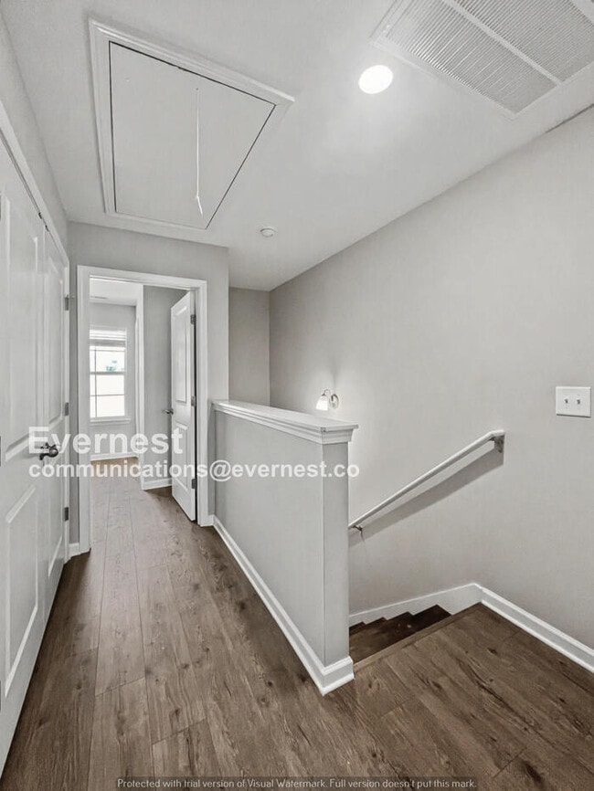 Building Photo - 2 Bed/2.5 Bath Townhome with Off-Street Parking / Pet-Friendly / Available Now!