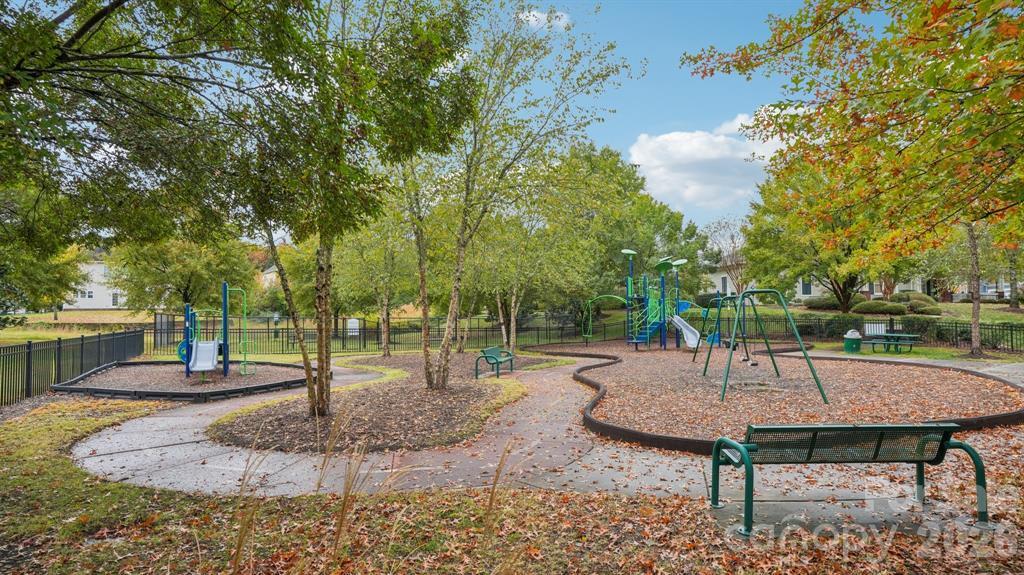 Building Photo - 16628 Summers Walk Blvd