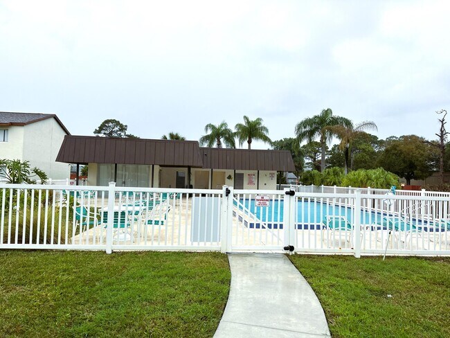 Building Photo - 631 Ridge Club Dr