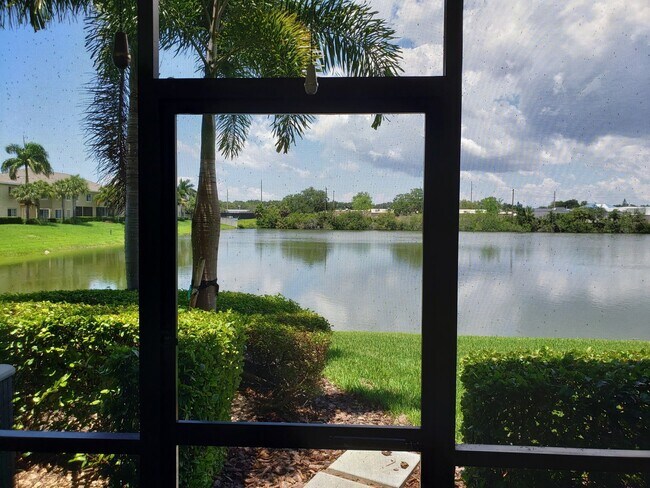 Building Photo - Lakeside Village Townhouse 2 Bedroom  2.5 Bath Available for Short-Term Rental