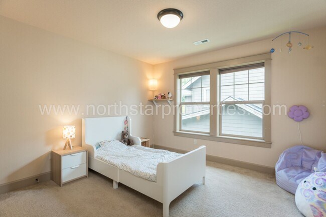 Building Photo - Charming SE Portland Craftsman