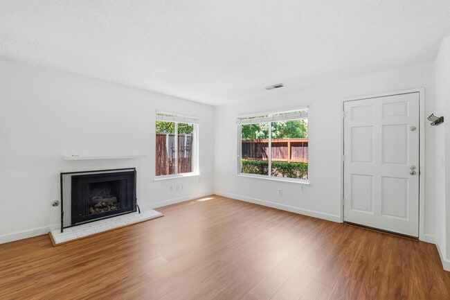 Building Photo - Luxury  2 bedroom Townhome in Great Location