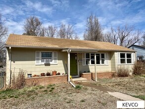 Building Photo - Charming Three Bedroom!