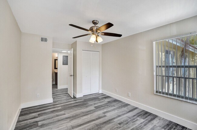 Building Photo - 2BED/1BATH renovated apartment ready to MOVE IN!