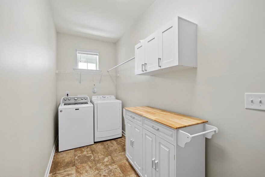 Building Photo - 1401 Ujamaa Dr