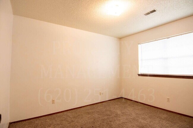 Building Photo - Charming 2-Bedroom Apartment