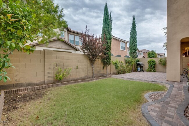 Building Photo - GREAT LOCATION!  Fabulous move-in ready 5 bed /3 bath home in south Tempe
