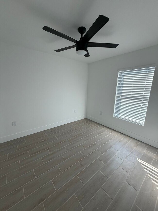 Building Photo - 1607 Ne-36 Ln