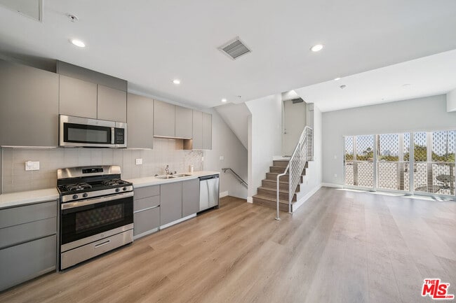 Primary Photo - 1223 Hayworth Ave