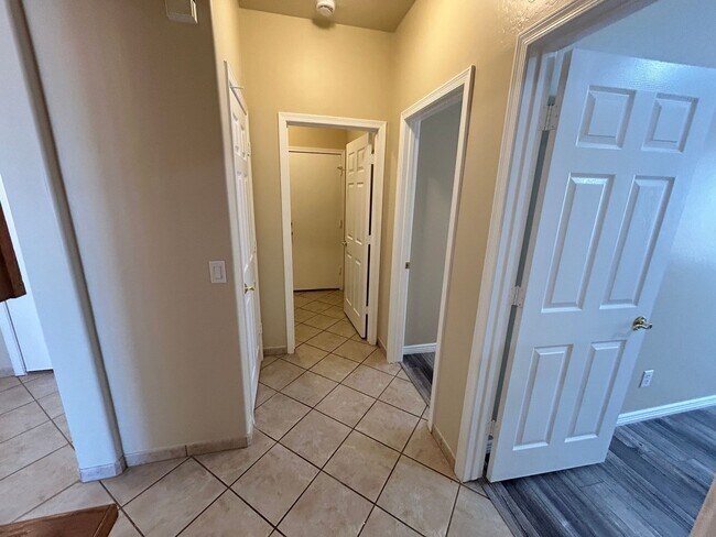 Building Photo - Move-In Special! Updated 3 Bed / 2bath Gilbert Home with New Paint, No Carpet and on the Course