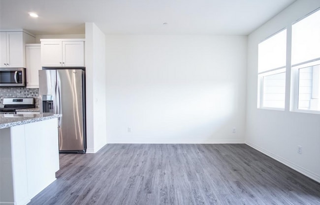 Building Photo - 3-Story Townhome w/ 2 Car Garage in New Co...