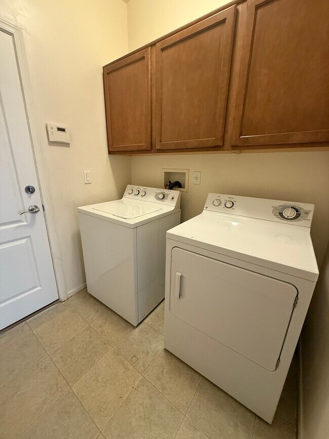 Building Photo - HOUSE FOR RENT