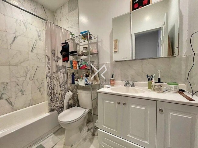 Building Photo - 3 bedroom in BROOKLYN NY 11221