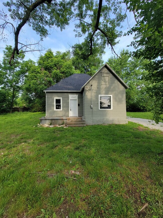 Primary Photo - 2347 N Lyon Ave