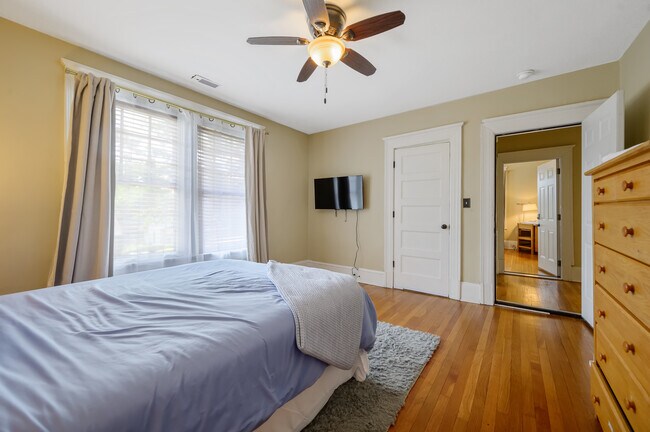 Queen bedroom 3 - 1608 Fayetteville St