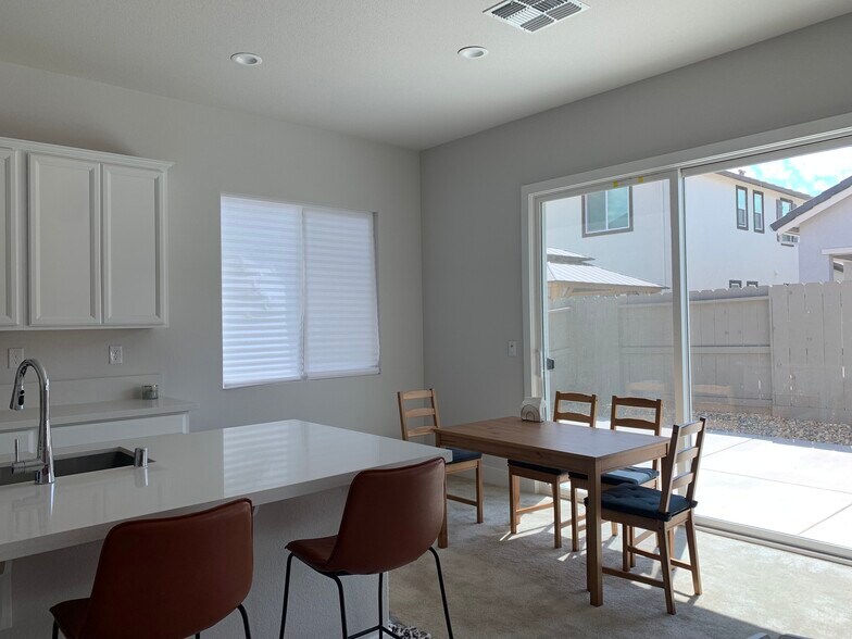 Building Photo - 631 Periwinkle Dr