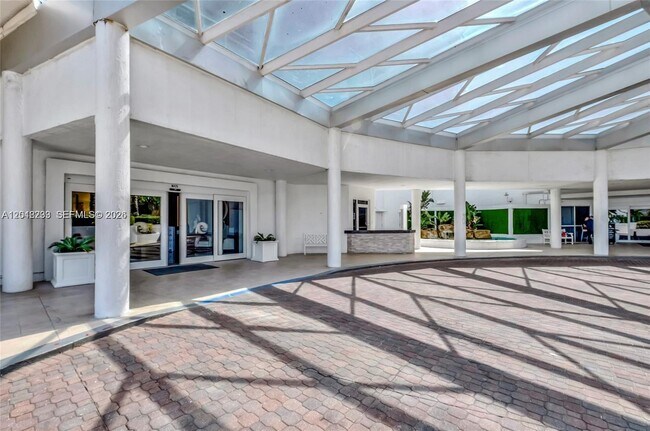 Building Photo - 16425 Collins Ave