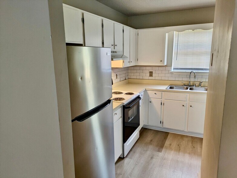 Building Photo - 143 Montague Dr