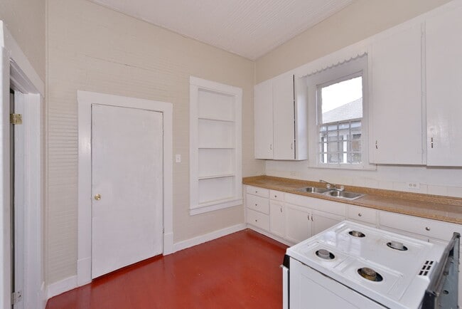 Building Photo - Nice Historic Home Near  Downtown