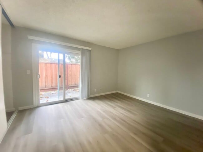 Building Photo - Charming 2-bedroom townhome in Fremont