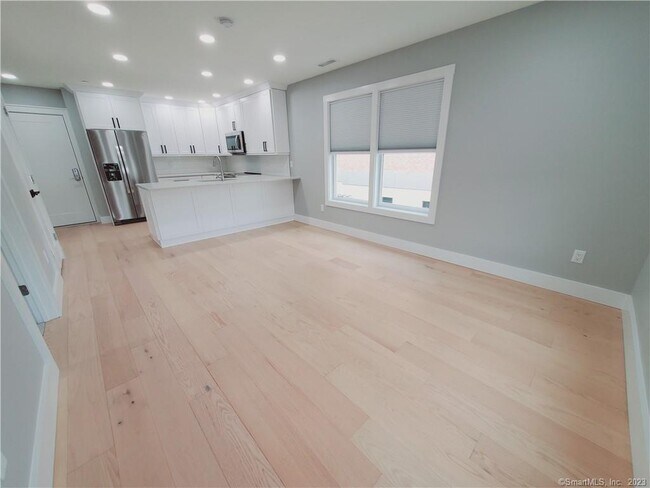 Building Photo - 492 Glenbrook Rd