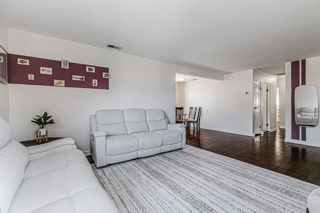 Building Photo - 2136 Ventura Pl