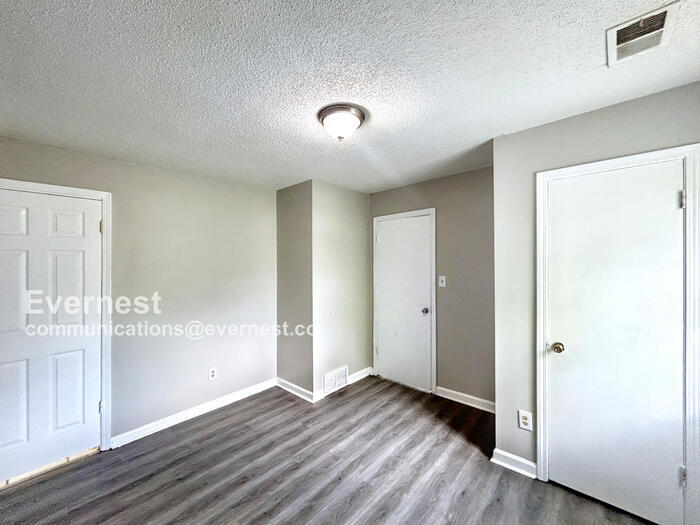 Building Photo - 2387 Rosehaven Ave