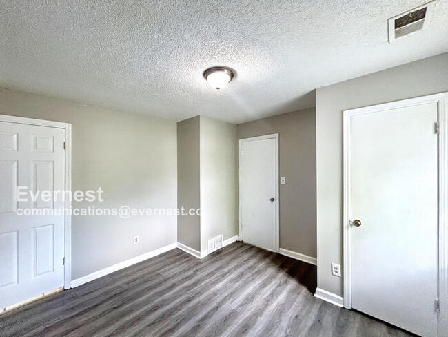 Building Photo - Spacious 3 Bed, 1 Bath Home with Fenced Yard and Off-Street Parking