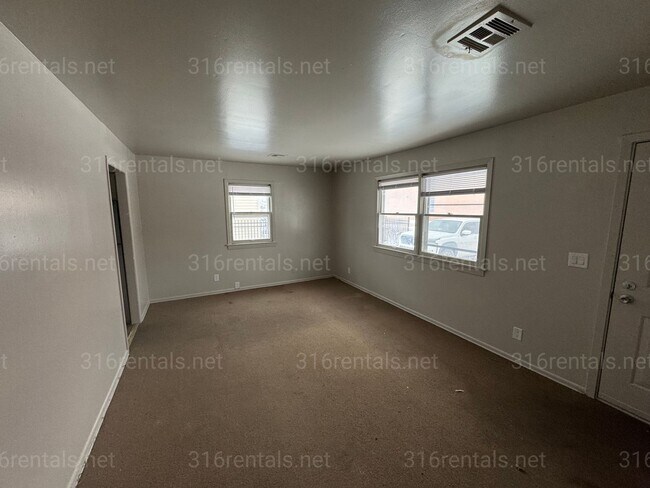 Building Photo - $1,025 - 3 bed 1 bath - Single Family Home *COMING SOON*