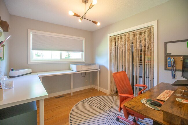 Building Photo - SE Portland 3 Bedroom Home with Amazing Ou...