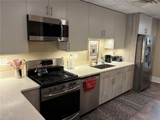 Building Photo - 136 E State St