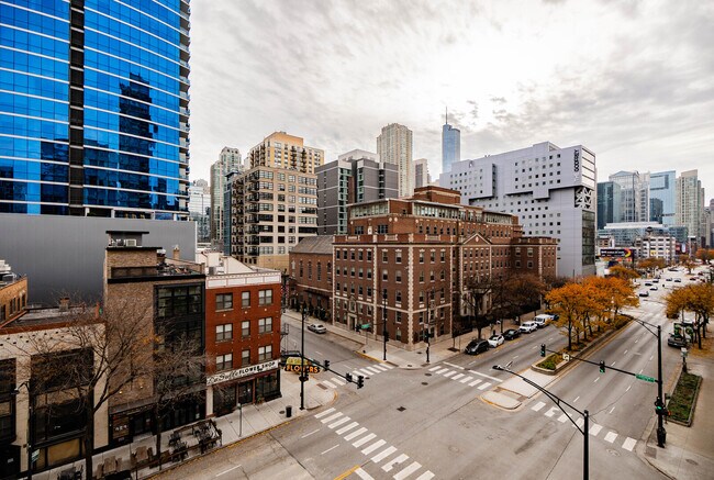 Building Photo - 150 W Superior St