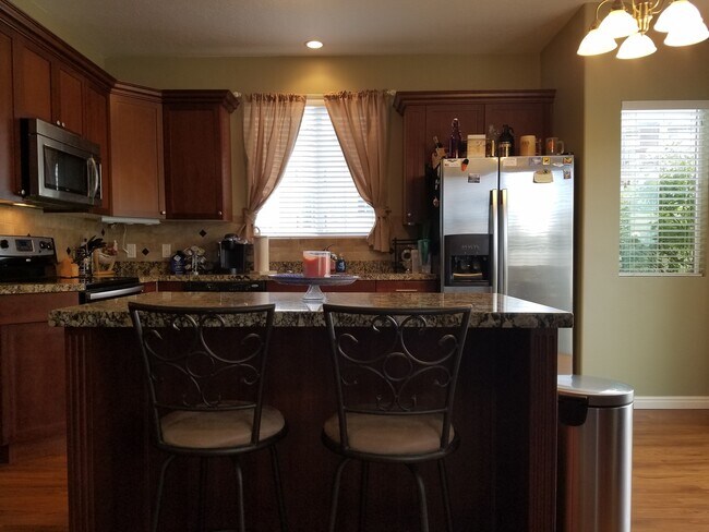 Building Photo - 3 Bed Townhome with Mountain Views and Community Pool