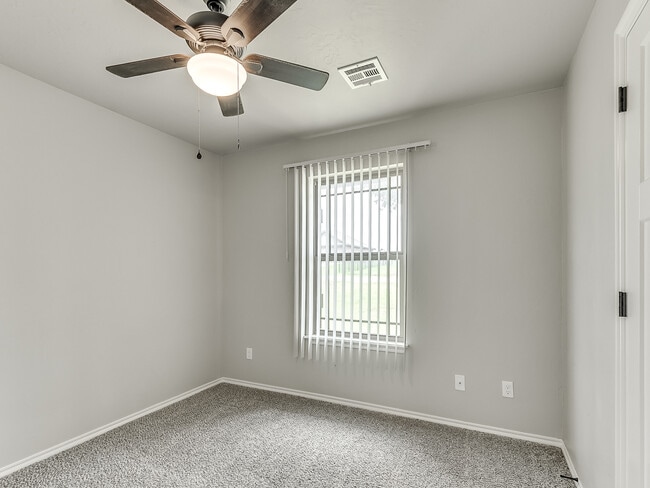 Building Photo - 2202 Buchanan Dr