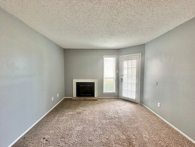 Building Photo - 2 Bed 1 Bath Apartment in South Tyler!
