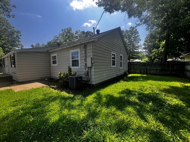 Building Photo - Freshly updated home with privacy fence in...