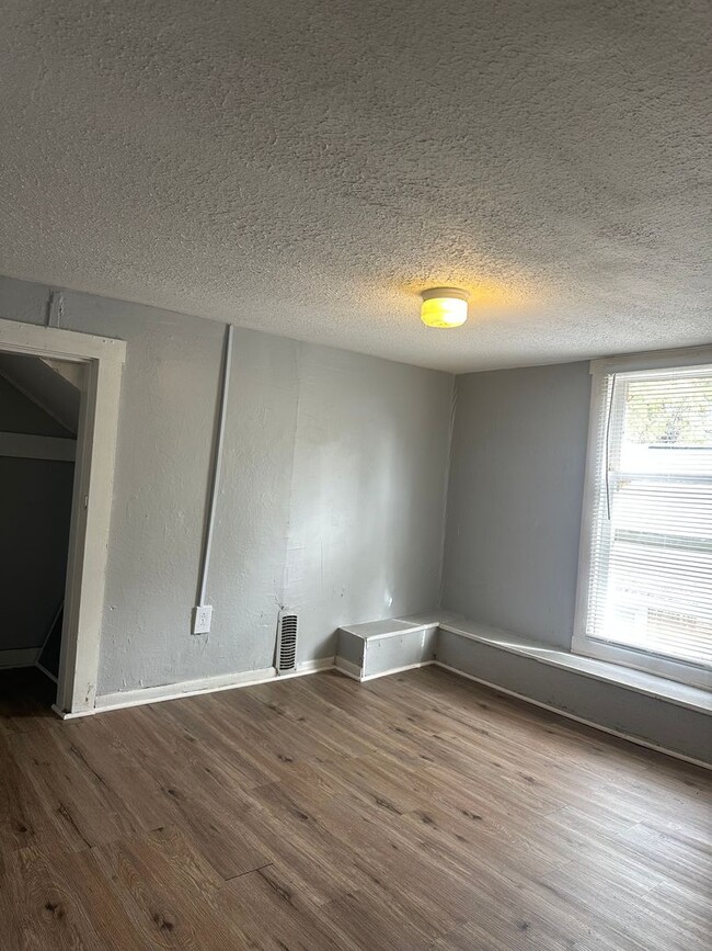 Building Photo - Welcome to this charming 3-bedroom, 1-bath...