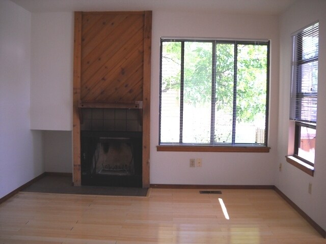Building Photo - North Boulder Townhome, 1 Car Garage, Wood...
