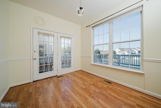 Building Photo - 714 Kirkcaldy Wy