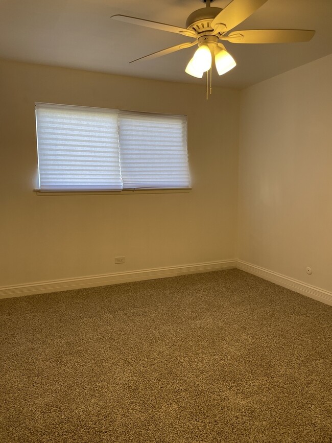 Building Photo - 16W525 Mockingbird Ln