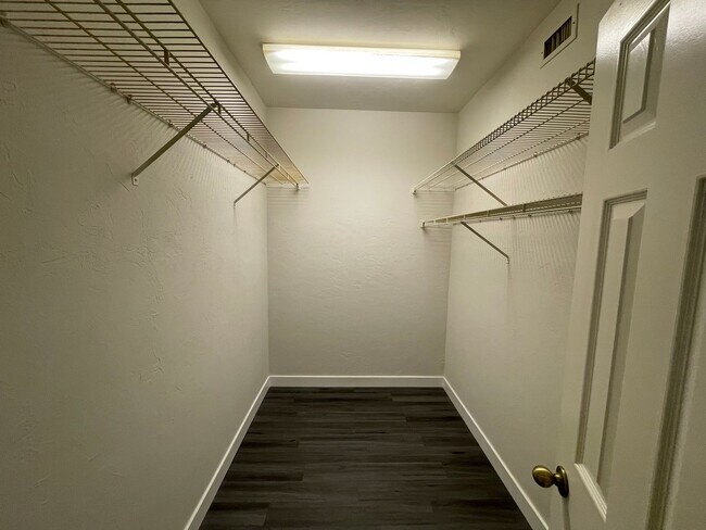 Building Photo - AVAILABLE NOW!!! BEAUTIFUL 3 BEDROOM HOME