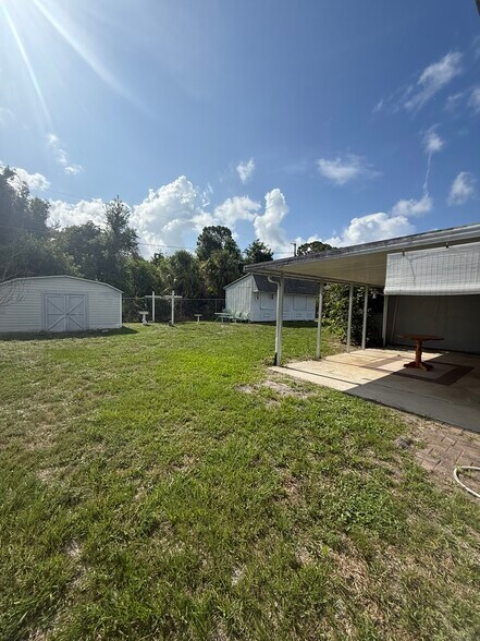Building Photo - 2427 NW Holiday Ct