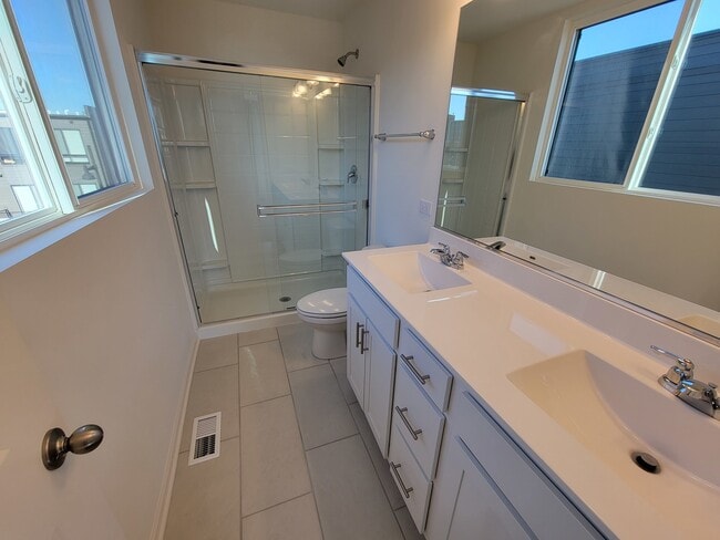 Building Photo - 1270 Lakepointe Dr