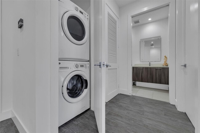 Building Photo - 1045 NE 18th Ave