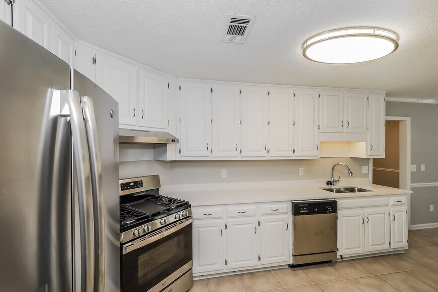 Building Photo - 2712 Horseshoe Creek Dr